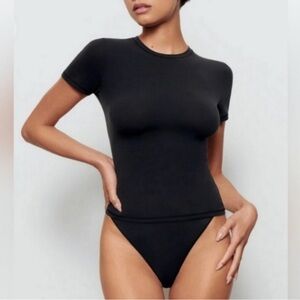 Skims fits everybody t-shirt brand new